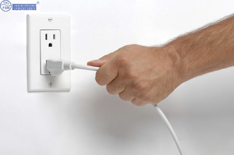 Ngắt nguồn điện, lấy các thực phẩm trong tủ ra ngoài