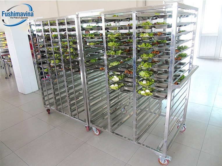 xe đẩy inox được sử dụng trong nhà bếp
