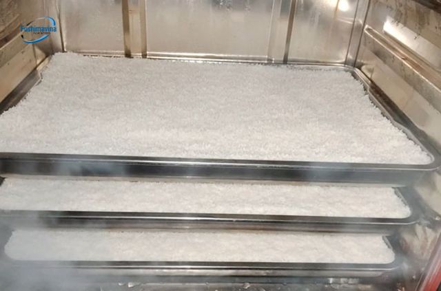 Cách ngắt nguồn và lấy cơm khỏi tủ nấu.