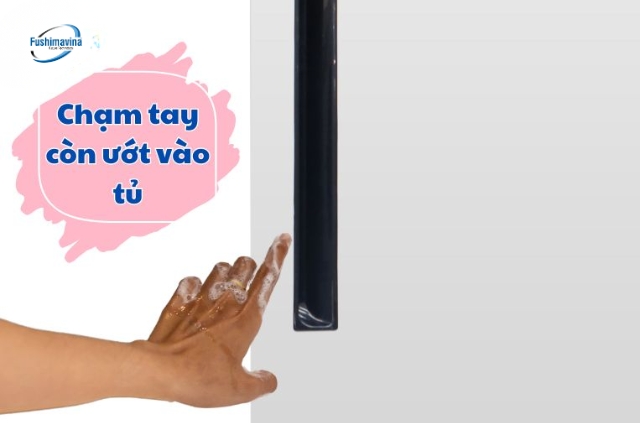 Do chạm tay ướt vào tủ đông
