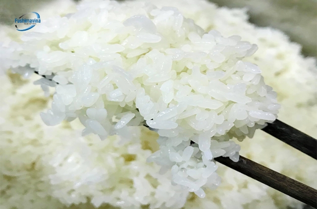 Ủ và lấy cơm khỏi tủ nấu cơm.