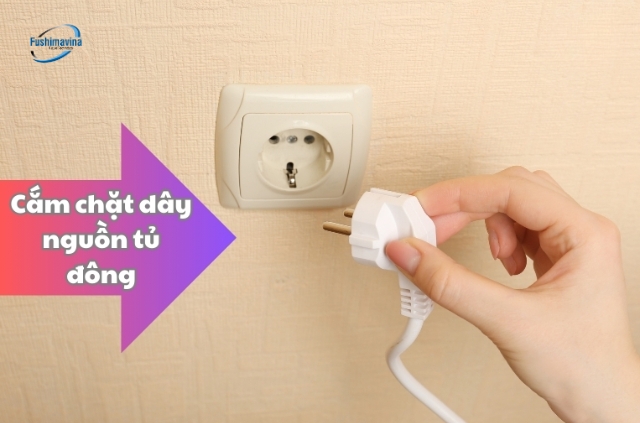 Tổng hợp 3 nguyên nhân tủ đông đèn xanh không sáng và cách khắc phục 4 Dây nguồn tủ đông trục trặc