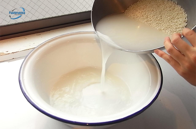 Vo gạo và đong gạo vào khay tủ cơm.