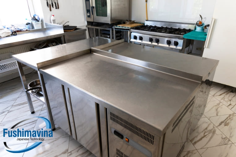 bàn bếp inox được ứng dụng nhiều trong các gian bếp công nghiệp