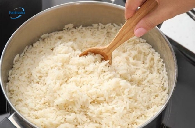 Cơm bị sống do mở nắp bếp từ nhiều lần.