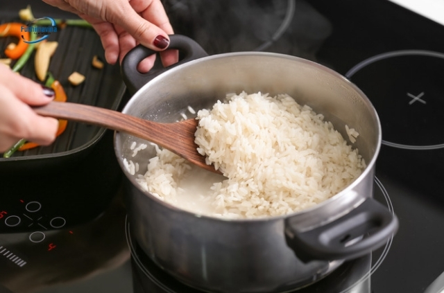 Canh nhiệt độ bếp từ để hạ nhiệt kịp thời và đảo đều