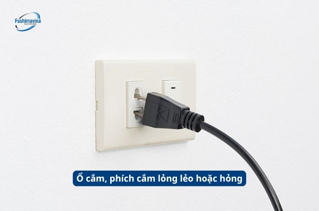 Phích cắm điện bếp từ lỏng lẻo