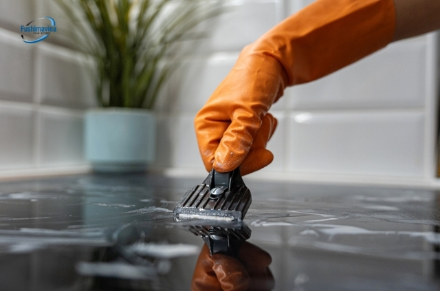 Sử dụng dap cạo chuyên dụng để vệ sinh bếp từ
