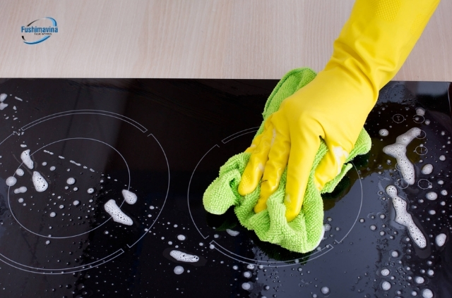 Vệ sinh bếp từ sau khi bị tràn thức ăn