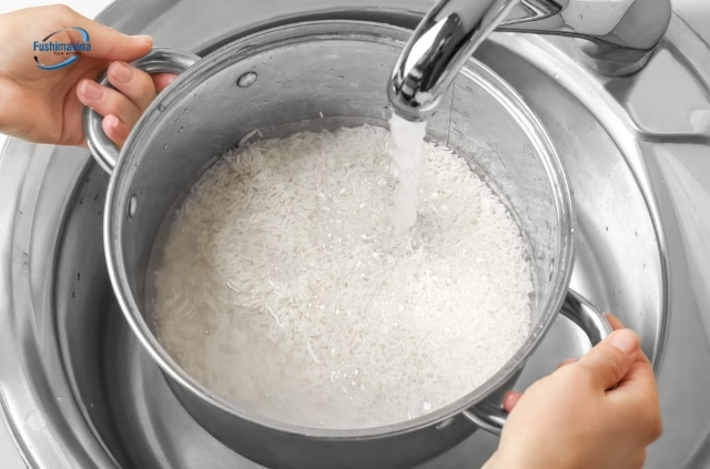 Vo gạo nhẹ tay để không làm vỡ hạt gạo và mất chất dinh dưỡng