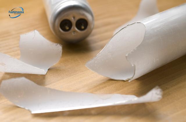 Dấu hiệu bóng đèn tủ sấy bát bị nứt vỡ cần thay mới.