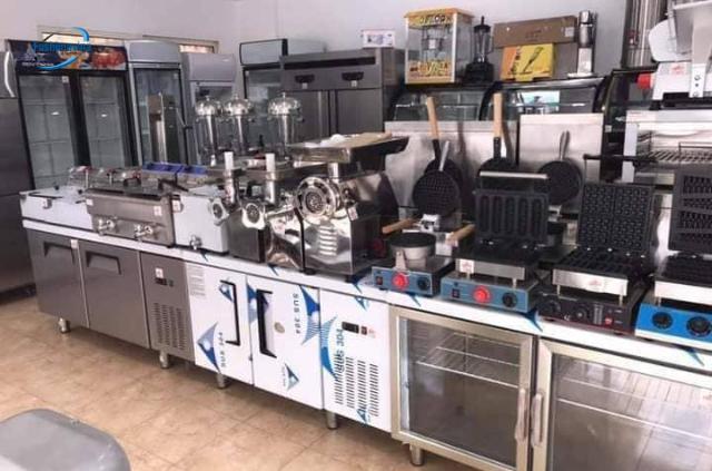 Khách hàng trực tiếp kiểm tra bàn mát thanh lý tại cửa hàng đồ cũ điện lạnh.