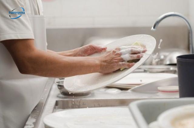 Nắm trọn 4 bước cách sử dụng tủ sấy bát công nghiệp chuẩn kỹ thuật 10 Chuẩn bị bát đĩa trước khi cho vào tủ sấy.