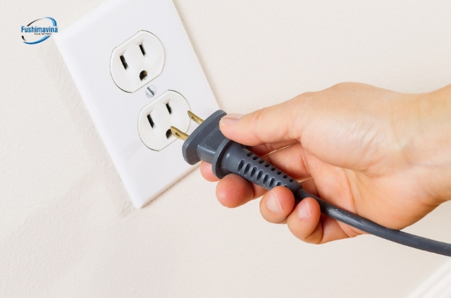 Rút điện trước khi xả tuyết tủ đông